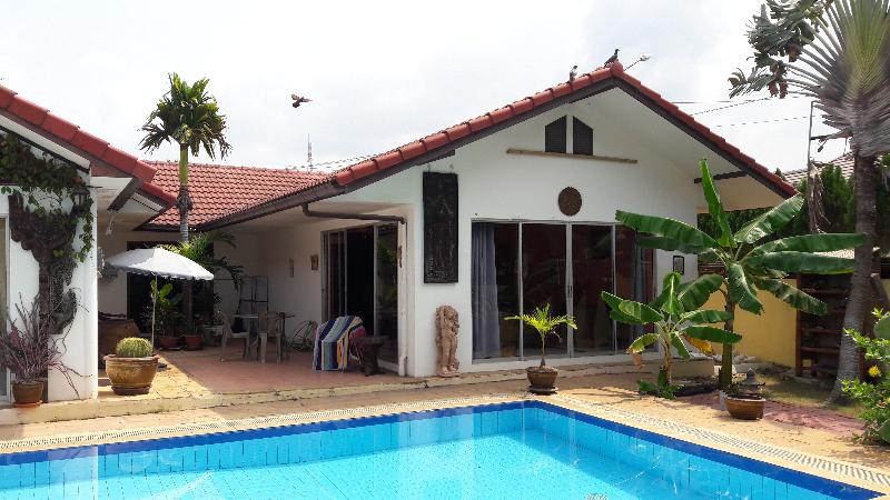 buy or sell Private quiet house near Pattaya with pool, surrounding walls and confortable land size at