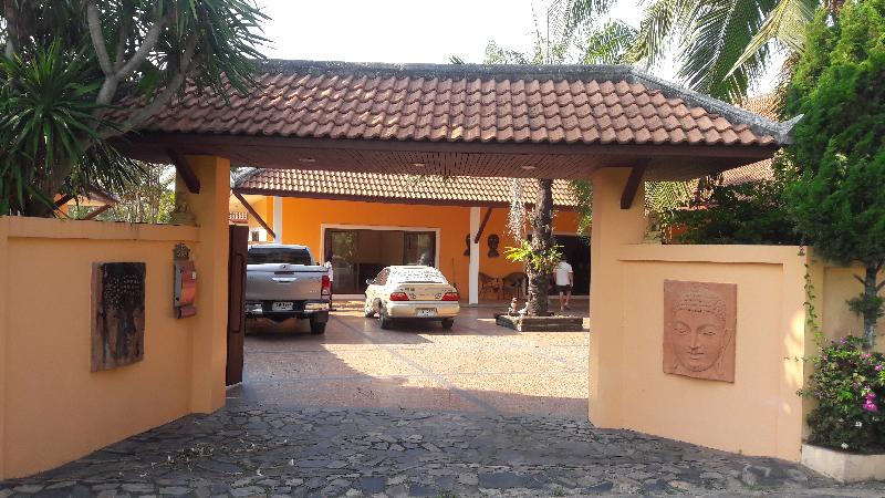 buy or sell Nice and neat property with pool, north east of Pattaya at Pong