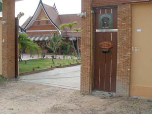 Villa a vendre : Grande propriÃ©tÃ© de 2500 m2 avec maisons, piscine, etang, jardin tropical protÃ©gÃ© par un mur d enceinte a East Pattaya