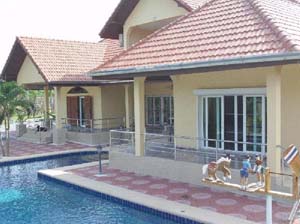 Maison a vendre : Grande maison avec piscinie en rase campagne a 10km du centre de Pattaya a Far East of Pattaya