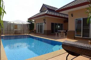  2 Schlafzimmer Haus mit privatem Pool in einem Dorf östlich von Pattaya at 