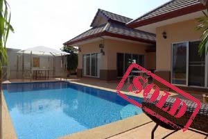 Maison a vendre : Maison avec piscine privee dans un village à l est de Pattaya a