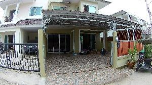 Maison a vendre : Maison mitoyenne à 2 niveaux situé à l Est de Pattaya soi Thung Klom-Tan man 8 a 