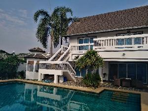  2-stöckiges Haus mit 3 Schlafzimmern und Pool, östlich von Pattaya at 